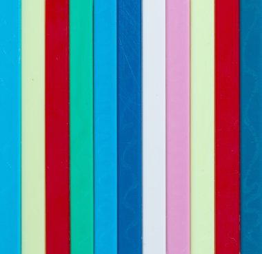 Renkli çizgili arka plan. Farklı renk plastik eşya