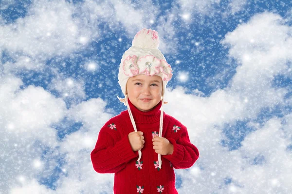 Niña con coletas en un cálido sombrero y suéter rojo —  Fotos de Stock