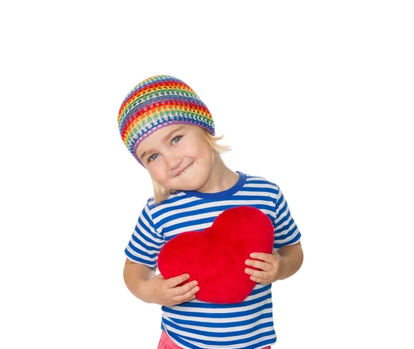 Menina segurando um brinquedo coração vermelho . — Fotografia de Stock