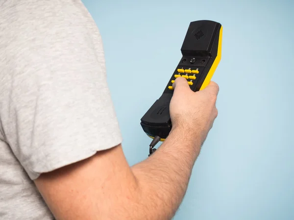 Hombre caucásico con un receptor de teléfono en la mano . —  Fotos de Stock