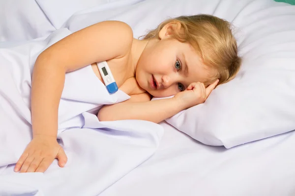 Chory dziewczynka w łóżku. — Zdjęcie stockowe