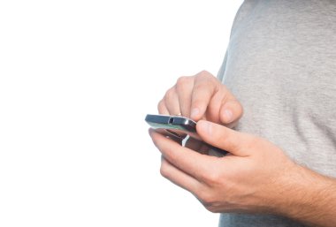 Gri bir t-shirt smartphone içinde beyaz delikanlı 