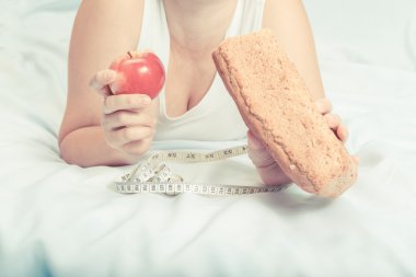 Bir Elma ve ekmek tutan kız .