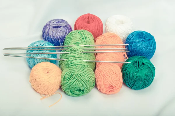Bolas coloridas de fios, lã sobre tecido branco . — Fotografia de Stock