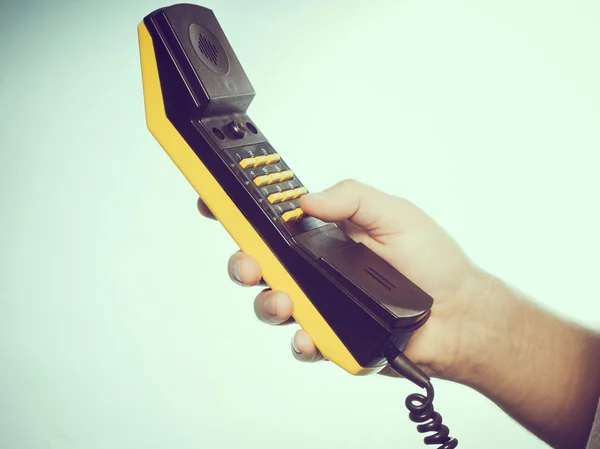 Uomo caucasico con un ricevitore telefonico in mano . — Foto Stock