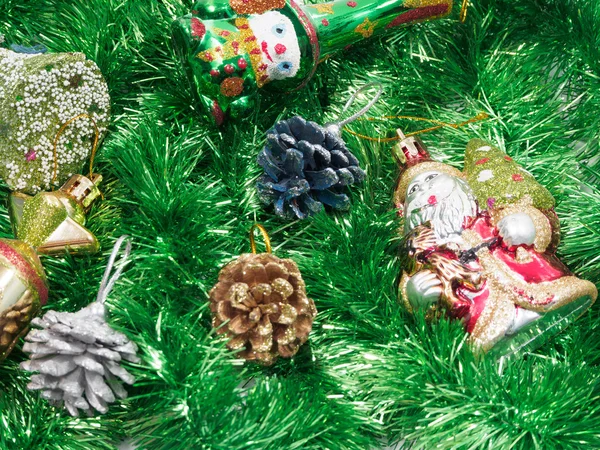 Decorazioni natalizie con albero di pelliccia e giocattoli — Foto Stock