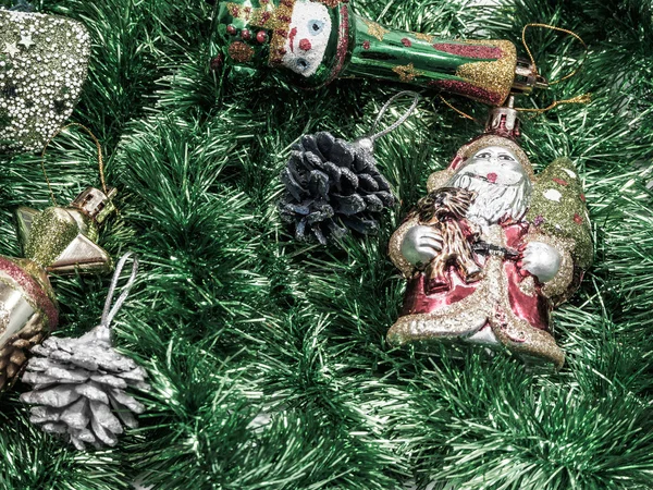 Decorazioni natalizie con albero di pelliccia e giocattoli — Foto Stock