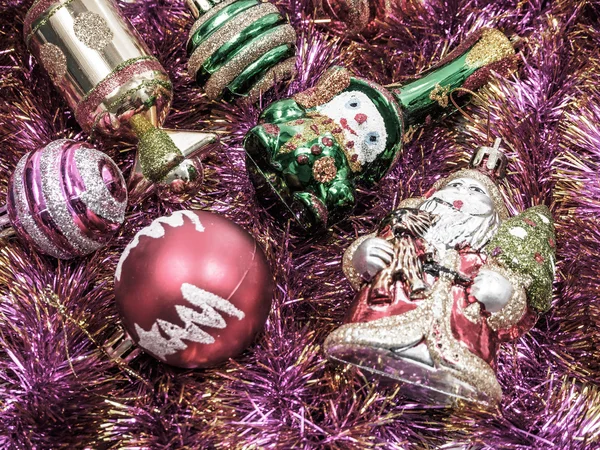Decorazioni natalizie con albero di pelliccia e giocattoli — Foto Stock