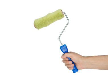 Adamın elinde boya silindiri