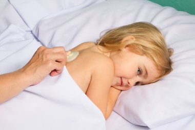 Pediatrik doktor stetoskop ile küçük kız inceleyin