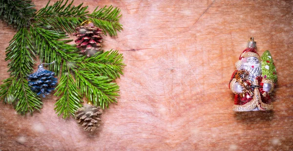 Karácsonyfa ág és zöld Mikulás fából készült régi rusztikus b — Stock Fotó
