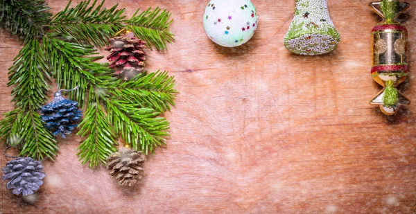 A zöld ág és egy harang labda a fából készült régi rusztikus karácsonyfa — Stock Fotó