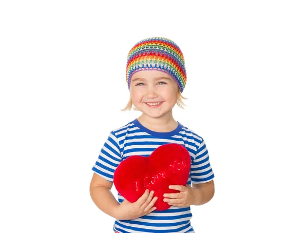 Menina segurando um brinquedo coração vermelho . — Fotografia de Stock