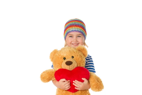 Niña sosteniendo oso de peluche y corazón . — Foto de Stock
