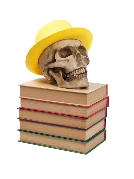 책에 노란색 모자에 두개골 — 스톡 사진