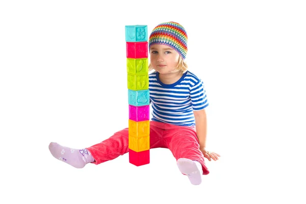 Niña jugando cubos sentado  . —  Fotos de Stock