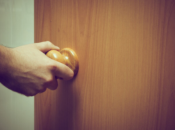 Мужчина открывает дверь
.