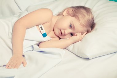 hasta küçük kız yatakta.