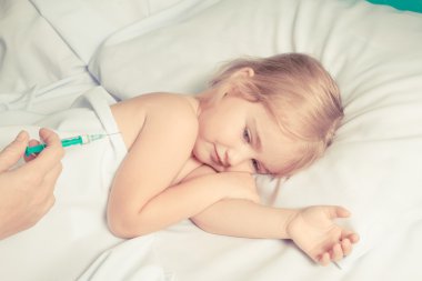 kadın çocuk şırıngada enjeksiyon yapma