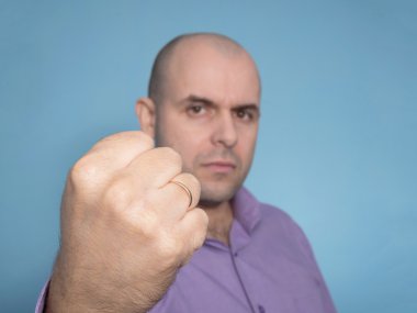 Kızgın beyaz adam yumruk el ile 