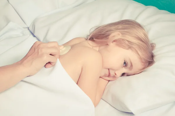 Médico pediátrico examina niña con estetoscopio — Foto de Stock