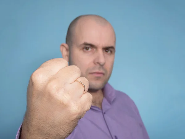Homme caucasien en colère avec poing serré — Photo