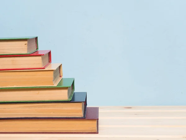 Livres sur une étagère en bois — Photo