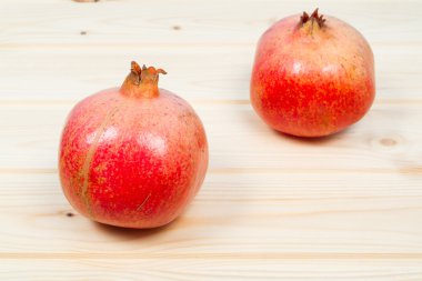 Olgun nar meyve masada ahşap 