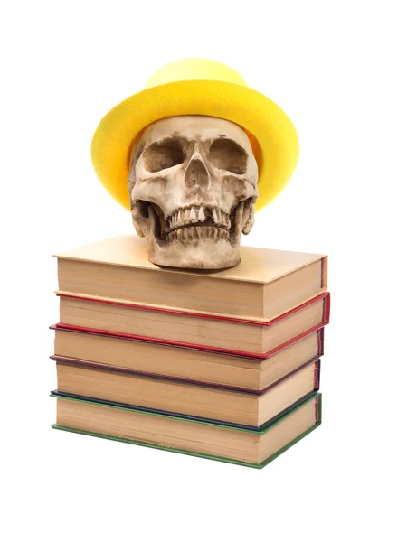Czaszka w żółtym kapeluszu na książki — Zdjęcie stockowe