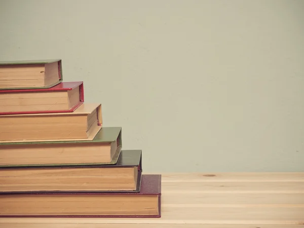 Livres sur une étagère en bois — Photo