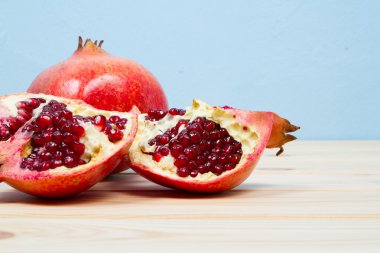 Olgun nar meyve masada ahşap 