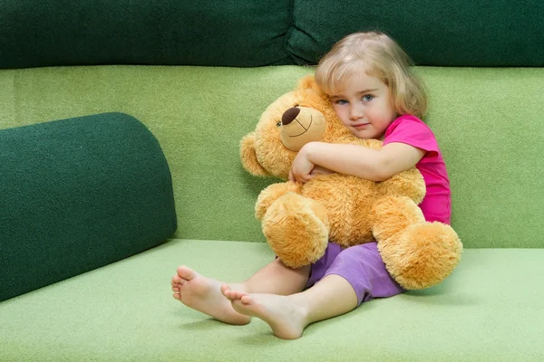 Niña abrazando a un osito de peluche . —  Fotos de Stock