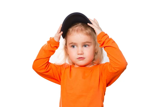 Pequeña chica divertida en gorra de béisbol y blusa naranja — Foto de Stock