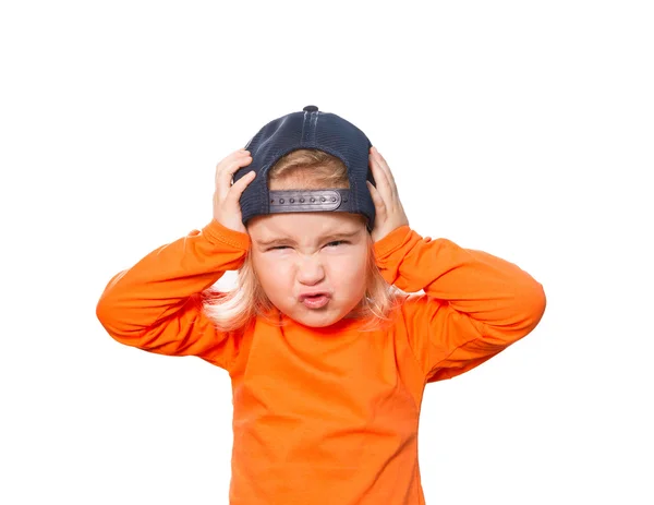 Liten rolig flicka i baseball cap och orange blus — Stockfoto