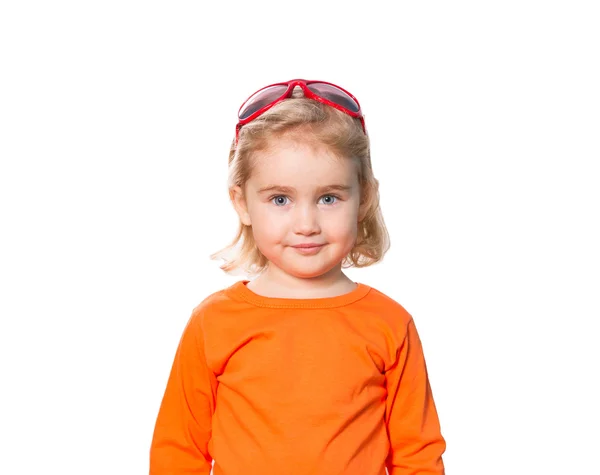 Menina em óculos de sol vermelhos na cabeça  . — Fotografia de Stock