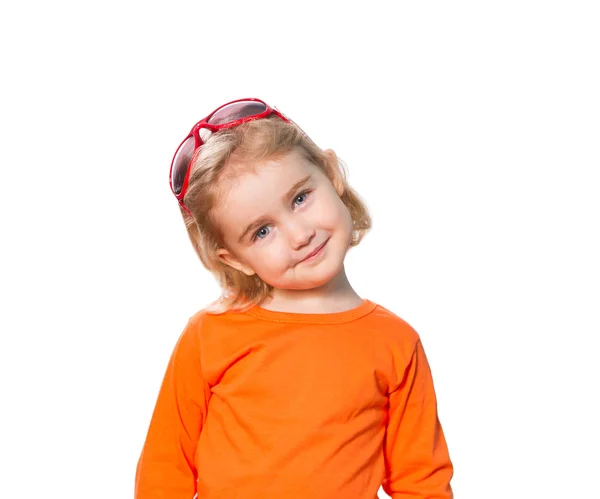 Niña en gafas de sol rojas en la cabeza  . — Foto de Stock