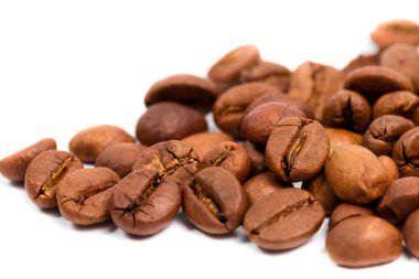 beyaz üzerine kahve çekirdekleri.