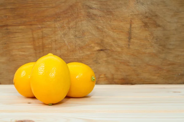 Ljusa gula saftiga citroner på bord. — Stockfoto