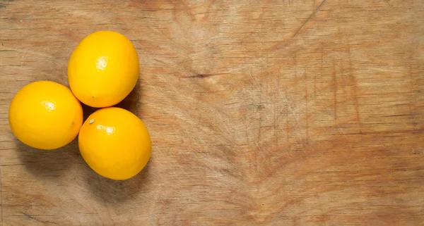 Citrons juteux jaune vif sur la table . — Photo