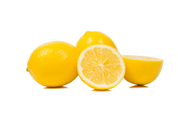 Ярко-желтые сочные лимоны . — стоковое фото