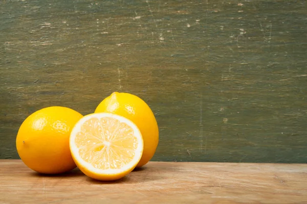 Ярко-желтые сочные лимоны на столе . — стоковое фото