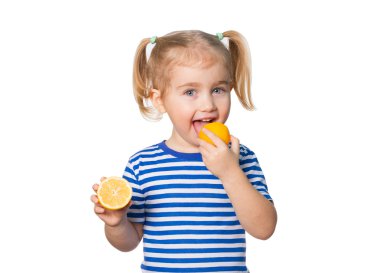 Küçük kız limon tutar