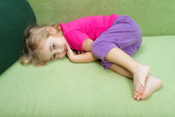 Niña acostada en el sofá . —  Fotos de Stock