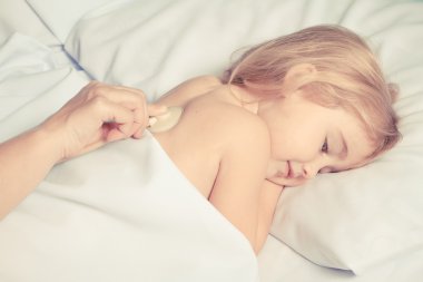 Pediatrik doktor stetoskop ile küçük kız inceleyin