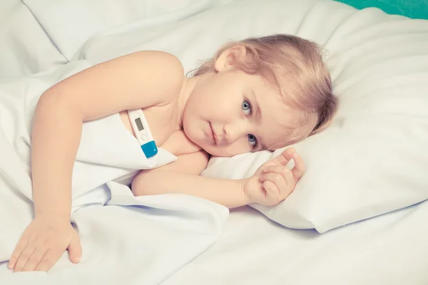 Niña enferma en la cama . — Foto de Stock