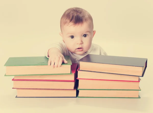 Baba, csecsemő- és könyvek, — Stock Fotó