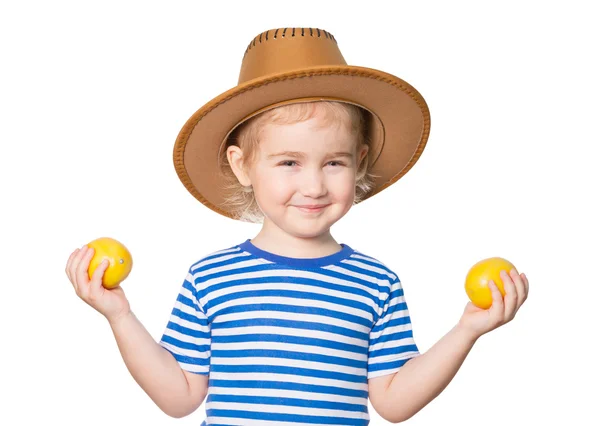 Pequeña chica divertida guarda limones — Foto de Stock