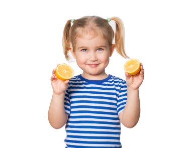 Küçük kız limon tutar