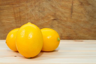 Parlak sarı sulu limon masada.