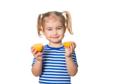 Küçük kız limon tutar